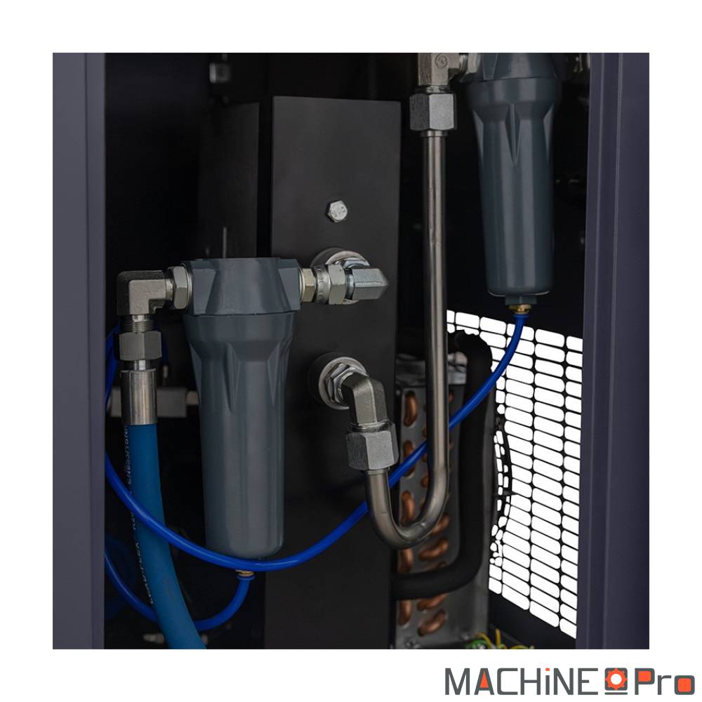 Vue de côté du compresseur à vis Cormak 7,5 kW raccord G 1/2 pouce sortie d’air comprimé bloc compact