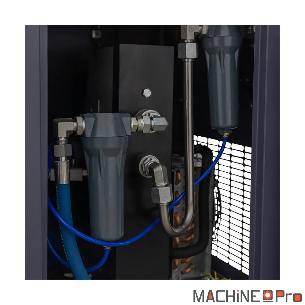 Vue de cote du compresseur Cormak 5,5 kW raccord G 1/2 pouce sortie air comprime et purgeur condensat cuve 500 L